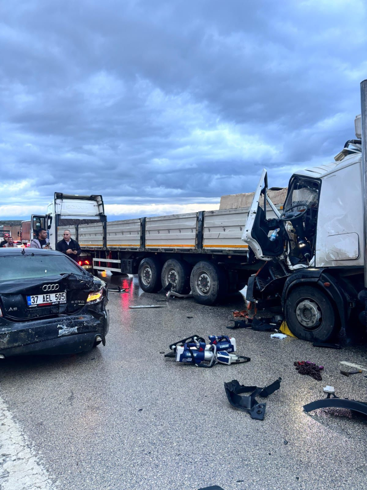 TAG Otoyolu'nda zincirleme trafik kazası: 1'i ağır 5 yaralı
