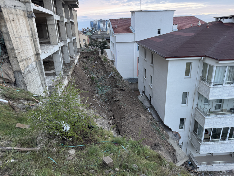Çöken istinat duvarı evlerin içine girdi