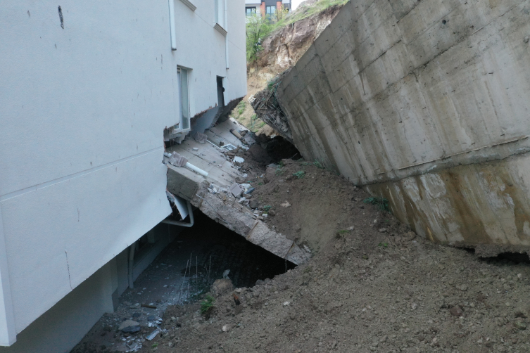 Çöken istinat duvarı evlerin içine girdi