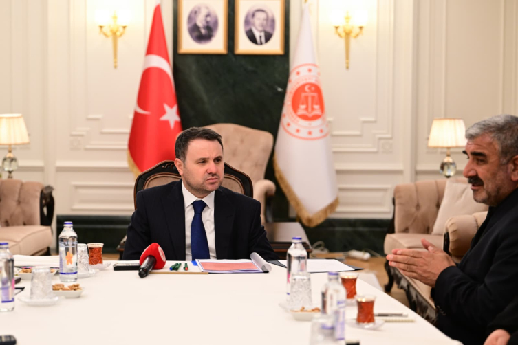 Adalet Bakanı Gürlek, Rojin Kabaiş'in ailesiyle görüştü