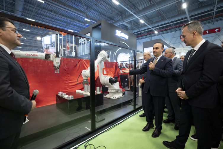 Bakan Kacır, Altınay'ın SR40 ve SR80 endüstriyel robotlarının tanıtımına katıldı