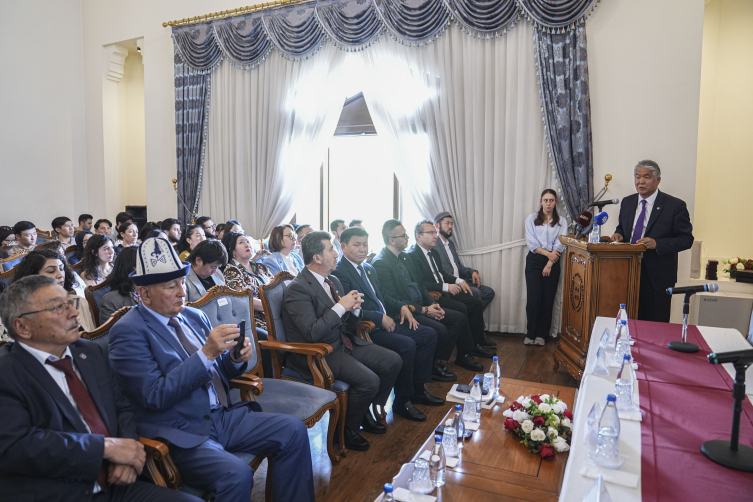 Kazak şair Olcas Süleymenov'un doğumunun 90. yılı dolayısıyla etkinlik düzenlendi