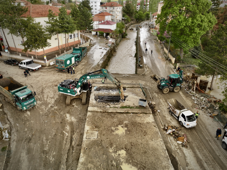Havza'da selin ardından temizlik çalışmaları devam ediyor