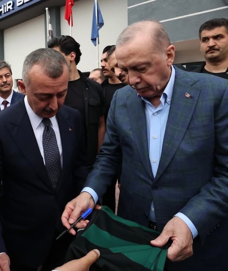 Cumhurbaşkanı Erdoğan, Kocaelispor forması imzaladı