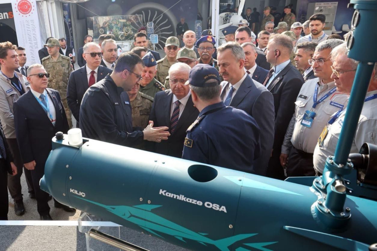 Milli Savunma Bakanı Güler, EFES-2026 Tatbikatı'nda savunma sanayisi sergisini gezdi
