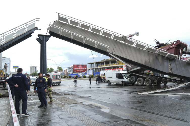 Ankara’da damperi açık kamyon üst geçidi yıktı