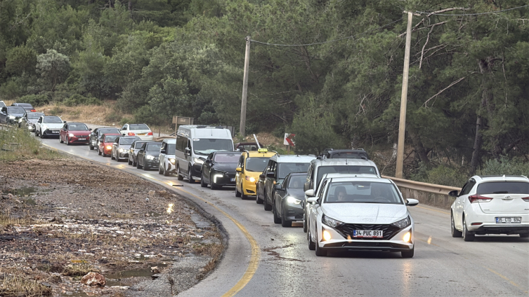 Bodrum'da içme suyu isale hattı patladı