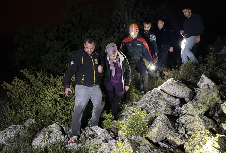 Kayalıkta mahsur kalan kadın ekiplerce kurtarıldı