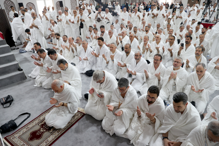 Diyanet İşleri Başkanı Arpaguş, Arafat'ta vakfe duası yaptı