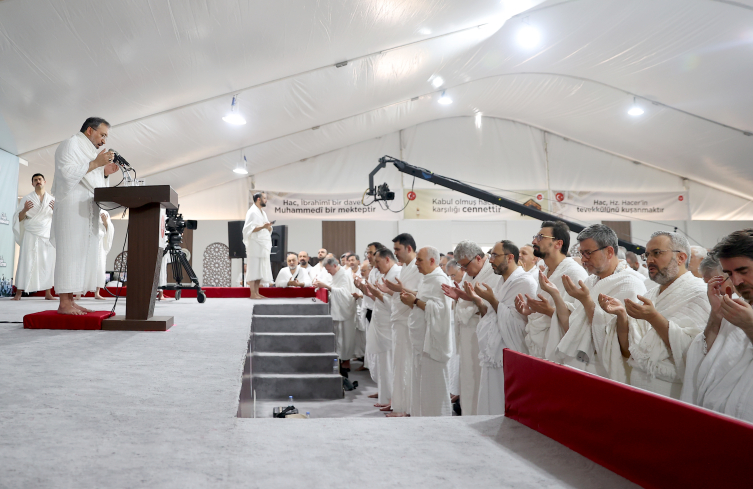 Diyanet İşleri Başkanı Arpaguş, Arafat'ta vakfe duası yaptı