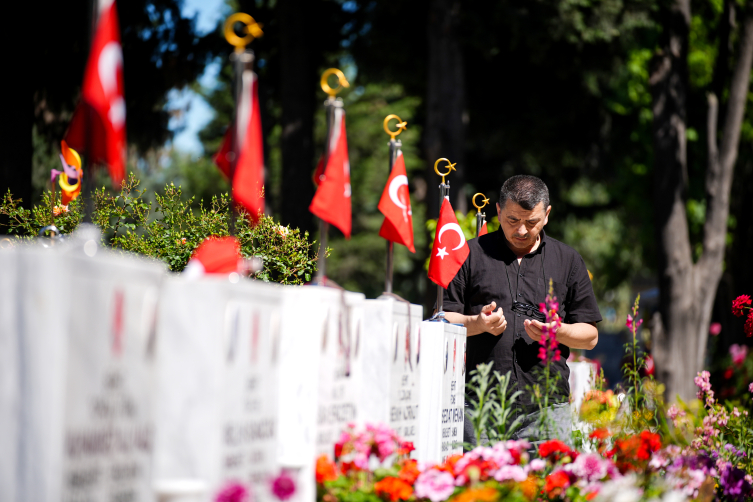 Şehit aileleri bayramın ilk gününde Edirnekapı Şehitliği'ni ziyaret etti