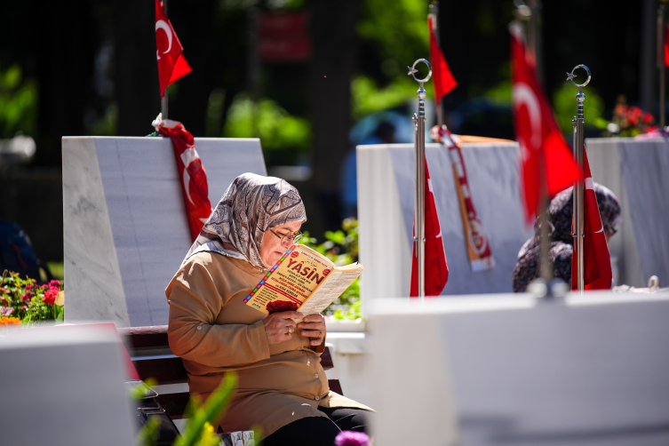 Şehit aileleri bayramın ilk gününde Edirnekapı Şehitliği'ni ziyaret etti