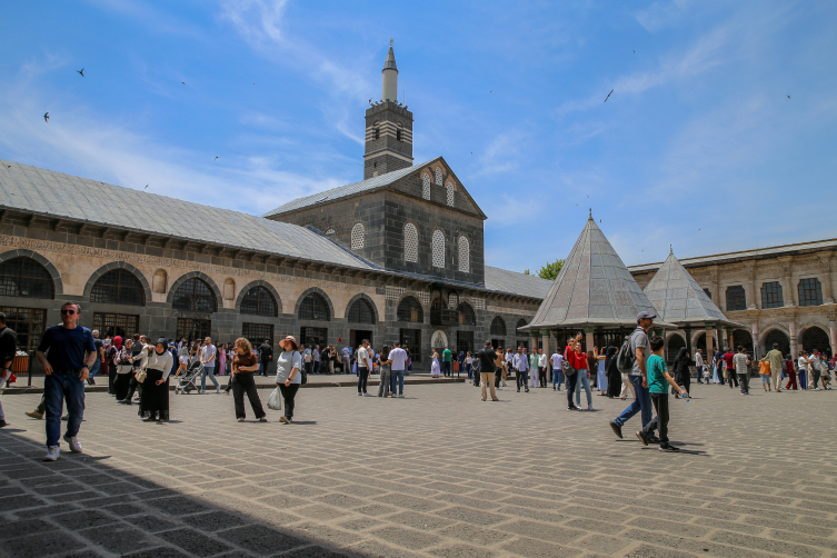 Diyarbakır ve Mardin'de bayram tatili yoğunluğu