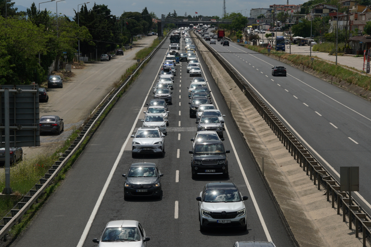 Yollarda bayram tatilinden dönüş yoğunluğu başladı