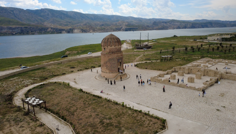 Tarihi Hasankeyf ilçesi bayramda ilgi odağı oldu