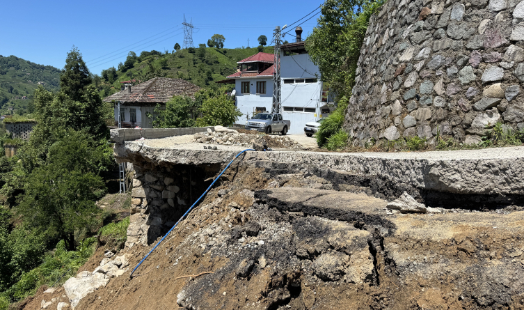 Rize'de istinat duvarı yıkıldı, mahalle ulaşıma kapandı