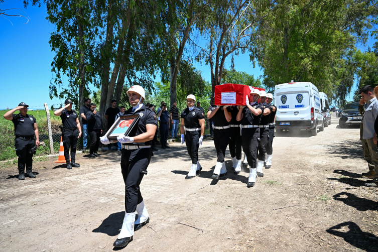 Kazada şehit olan polisimizin cenazesi Adana'da defnedildi