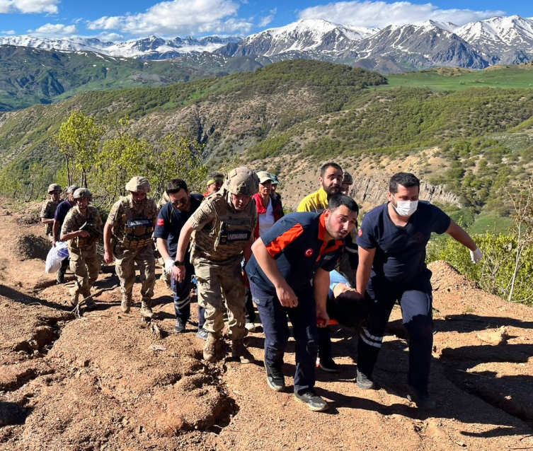Dağda sakatlanan kadın sedyeyle 2 kilometre taşınıp hastaneye ulaştırıldı