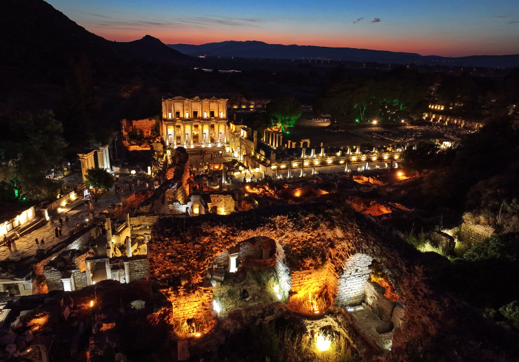 Efes Antik Kenti'nde gece müzeciliği başladı