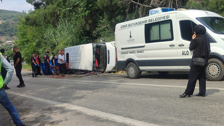 İzmir'de tarım işçilerini taşıyan minibüs devrildi: 1 ölü, 11 yaralı