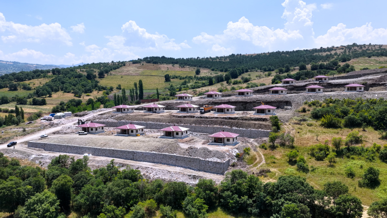 Sındırgı'da deprem konutlarının inşası tamamlanıyor