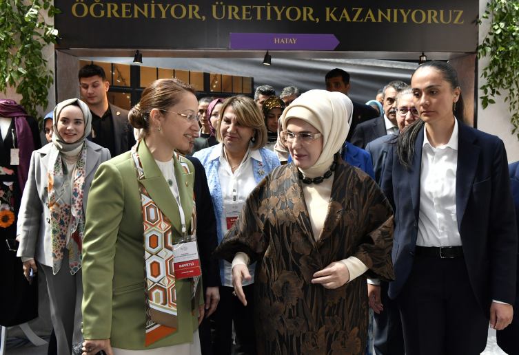 Emine Erdoğan, Şule Yüksel Şenler Vakfının "Kursiyer ve Mezuniyet Buluşması"na katıldı