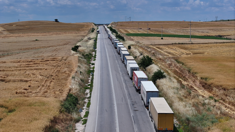 Hamzabeyli Sınır Kapısı'nda 23 kilometrelik tır kuyruğu