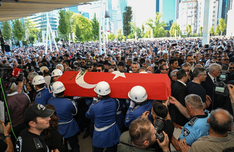 Kadir İnanır son yolculuğuna uğurlandı