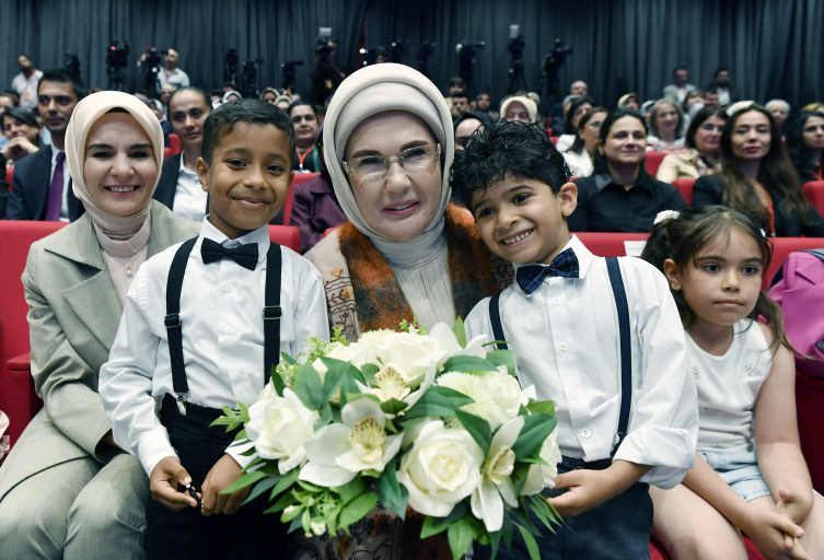 Emine Erdoğan: 9 bin 277 koruyucu ailemiz, 11 bin 22 çocuğumuzu baş tacı ediyor