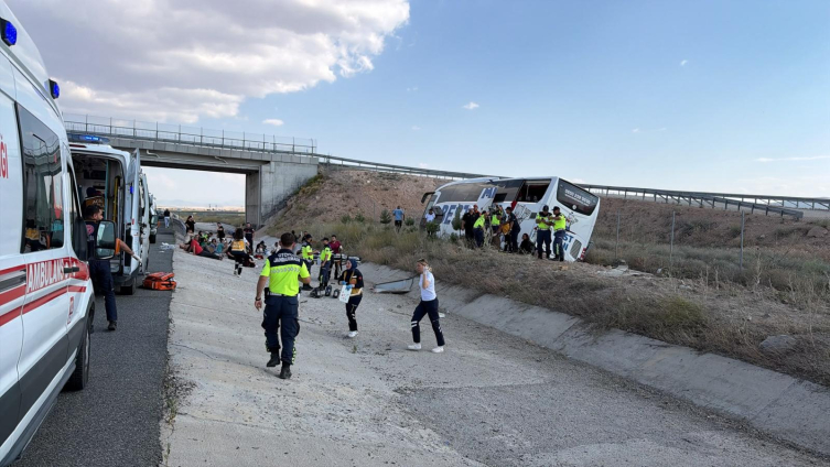 Niğde-Ankara otobanında yolcu otobüsü yoldan çıktı