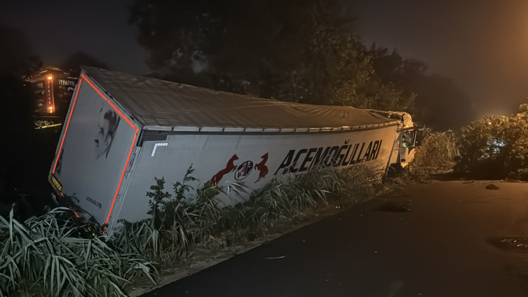Tır arızalanan otomobile çarptı: 1 ölü