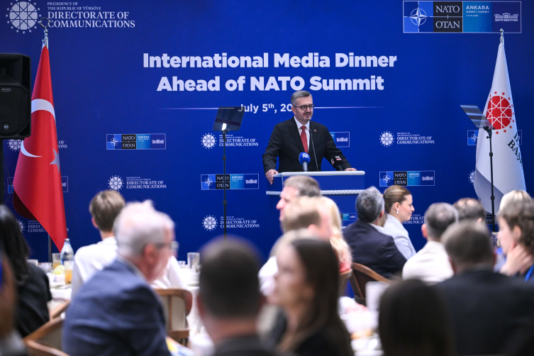 İletişim Başkanı Duran, NATO Zirvesi öncesi basın mensuplarıyla yemekte buluştu