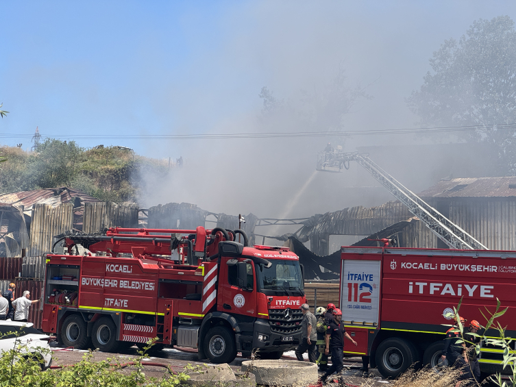 Kocaeli'de fabrika yangını: 1 ölü, 2 yaralı