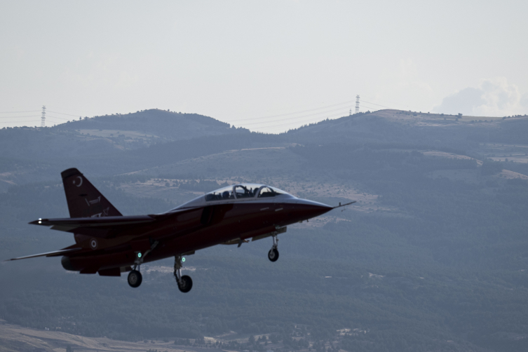 Milli hava araçları NATO Zirvesi için havalandı