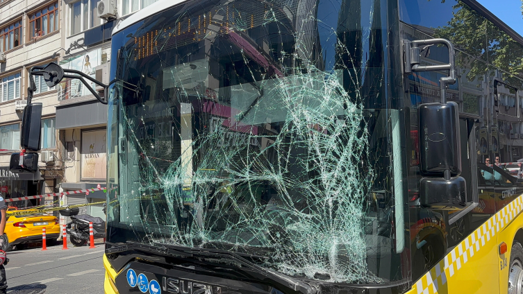 İETT otobüsü ambulansa çarptı: 5 yaralı