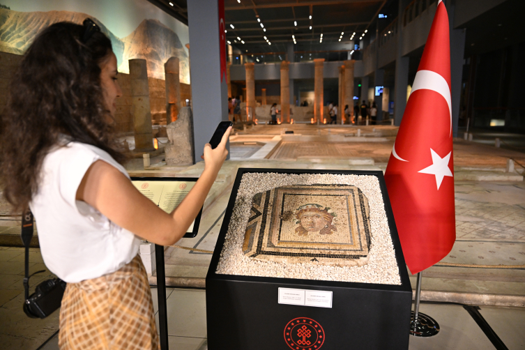 Çingene Kızı Mozaiği'nin 13. paneli Türkiye'ye getirildi