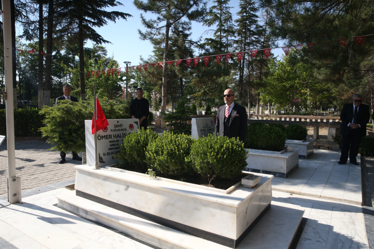Emekli Korgeneral Zekai Aksakallı şehit Ömer Halisdemir'in mezarını ziyaret etti