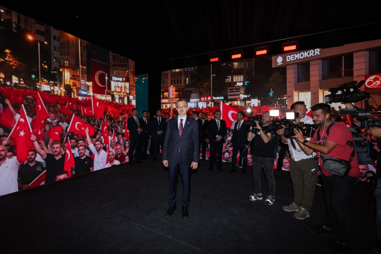 İletişim Başkanı Duran "İrade Bizim, Zafer Bizim" dijital zaman tünelini ziyaret etti