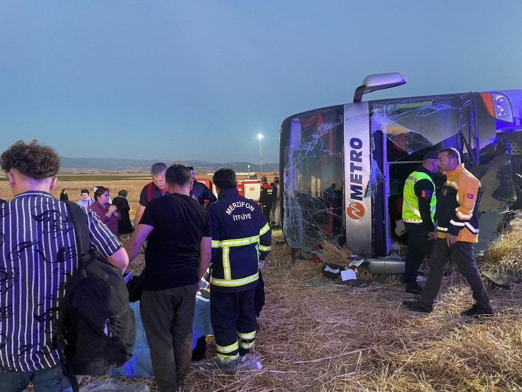Amasya'da yolcu otobüsü devrildi: 46 yaralı