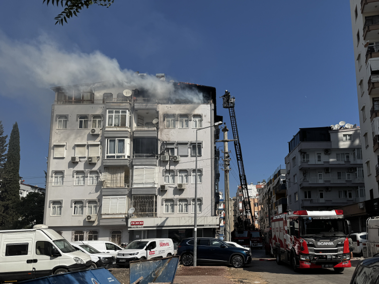 Antalya'da yangın: İki kişi son anda kurtarıldı