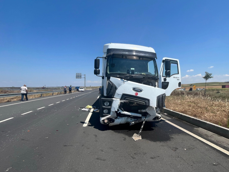 Tekirdağ'da kamyon ile hafif ticari araç çarpıştı: 2 ölü, 3 yaralı