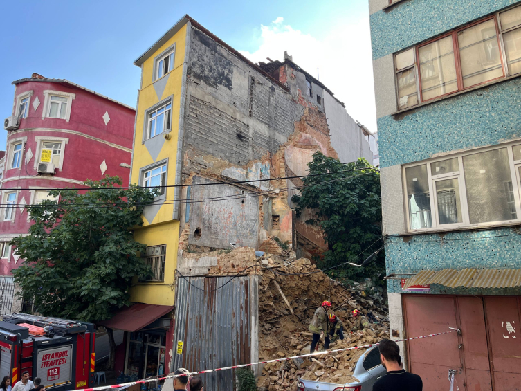 Beyoğlu'nda 2 katlı metruk bina çöktü