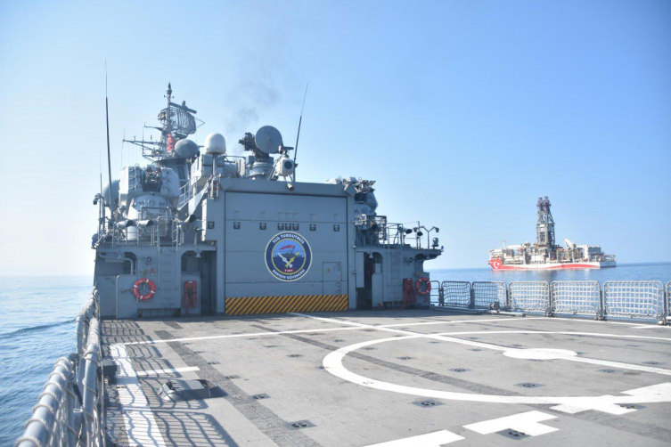 Sondaj gemilerimiz TCG Turgutreis'in korumasında