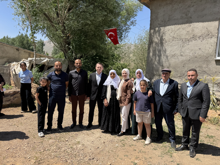 Yüksekova Kaymakamı ineği telef olan aileye inek ve buzağı hediye etti