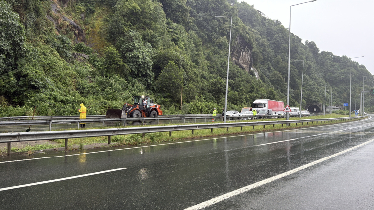 Rize'de yamaçtan kopan kaya parçaları yola düştü