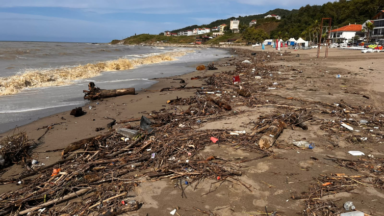 Karadeniz'de sağanağın ardından denizin rengi değişti