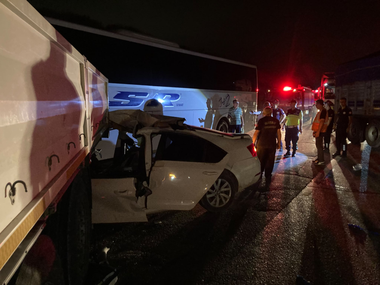 Hatay'da zincirleme trafik kazası: 2 ölü, 4 yaralı