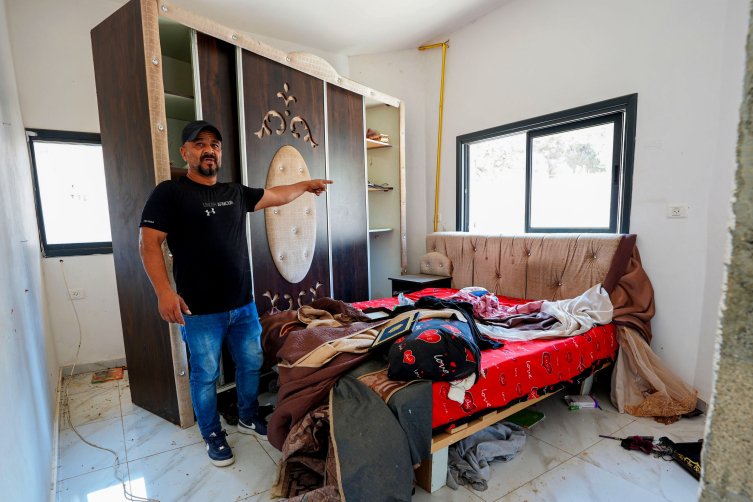 İşgalci İsrail Filistinli ailelerin evlerine saldırıyor