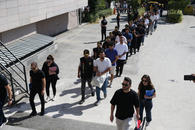 'İnternet altyapısı değişikliği' bahanesiyle 801 kişiyi dolandıran 82 şüpheli adliyede