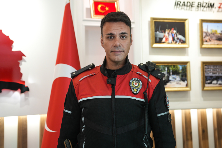 Fenerbahçe formalı çocuğu güvenli bölgeye götüren Komiser Yardımcısı o anları anlattı
